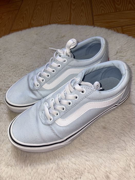 Vans azuis e brancos