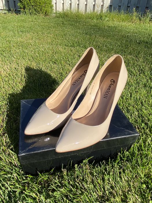 Жіночі туфлі 39розміру в кольорі беж