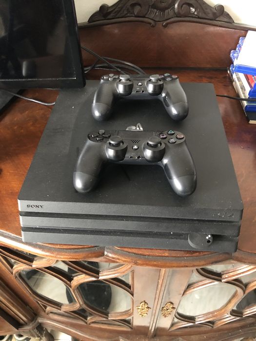 Ps4 Pro com 2 comandos