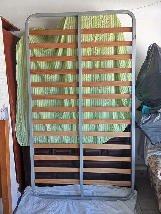 Cama de solteiro em pinho mel,