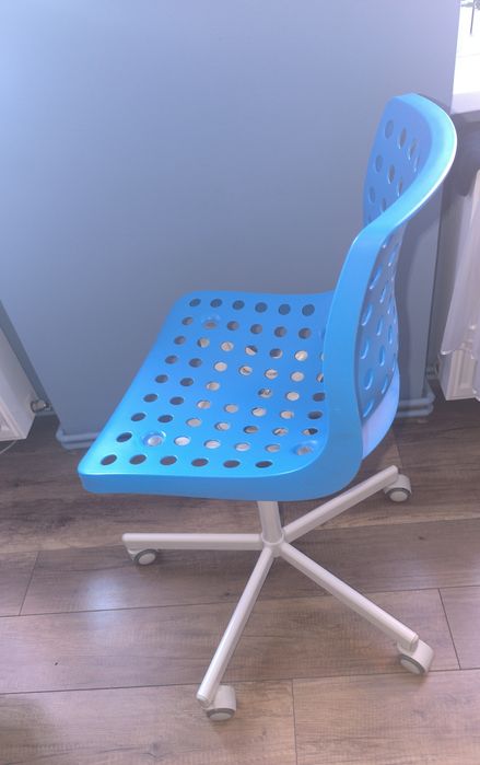 Krzesło obrotowe na kółkach