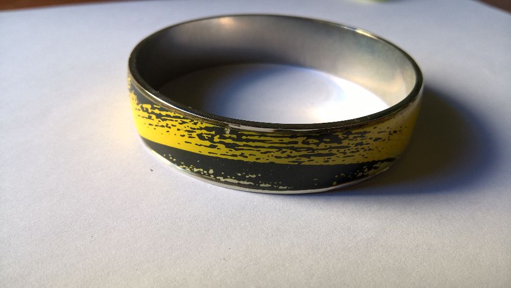 Pulseira amarela e preta NOVA (portes incluídos)