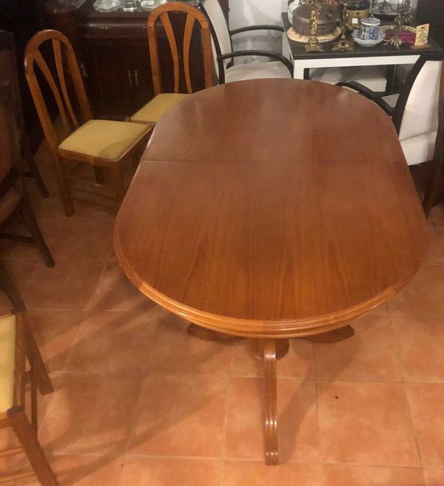 Mesa extensível com seis cadeiras