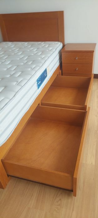 Cama de solteiro com estrado + mesa de cabeceira