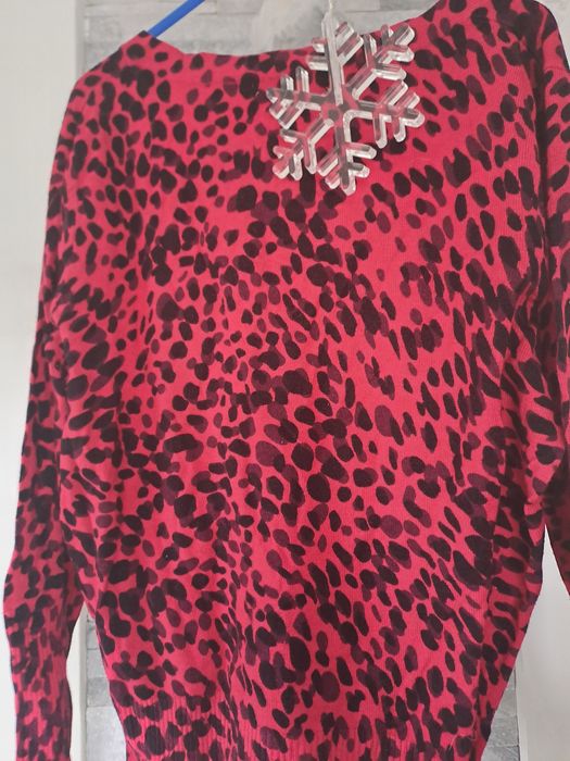 Czerwono-czarny dziewczęcy sweterek rozm.S lub rozm.na 10 lat