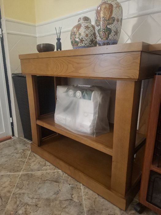 Consola em Nogueira Tratada – Elegância Natural para o Seu Espaço!