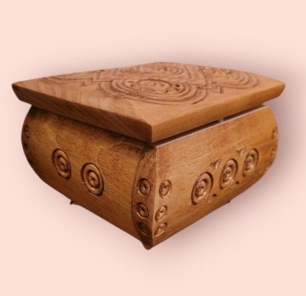 Дерев'яна різьблена скринька.  11,5 ×11,5