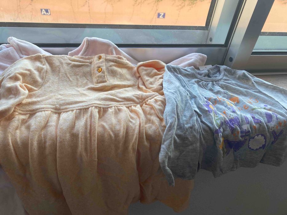 Roupa de Bebé (+9 meses) Tem peças novas.