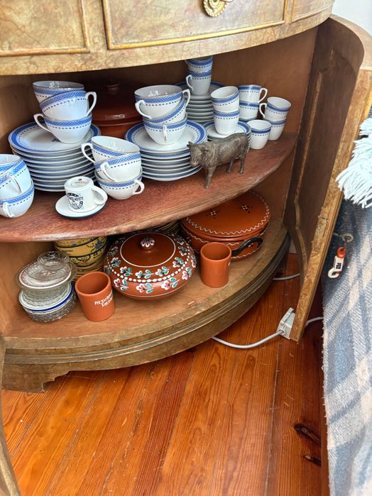 Cristaleira antiga de canto em madeira maciça com vitrine