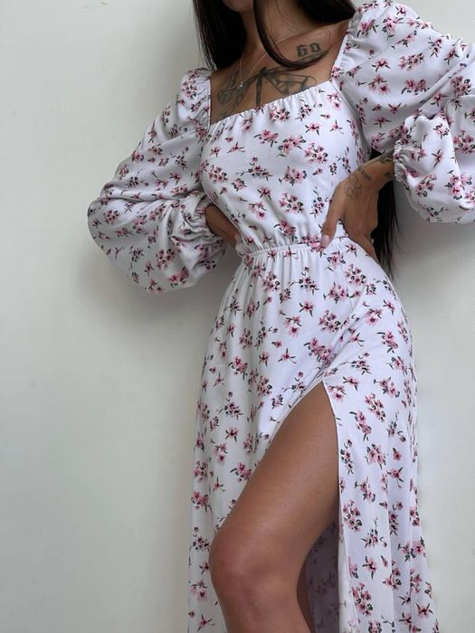 Сукня біла, довжина міді зі шнурівкою на спині.