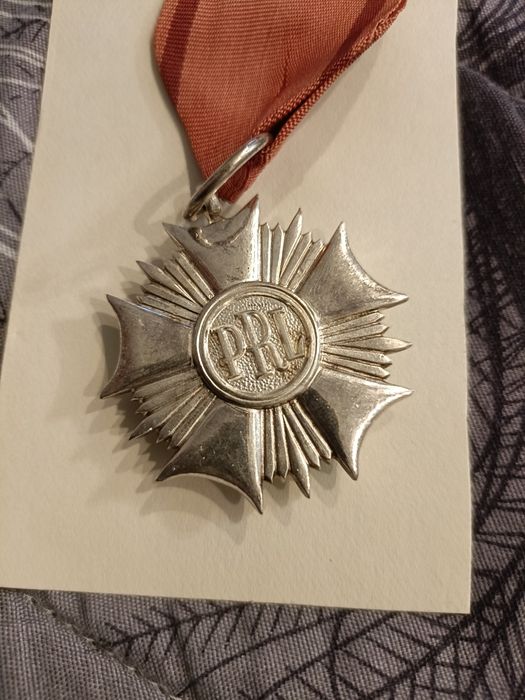 Order sztandaru pracy II KL piękny stan Etui 1