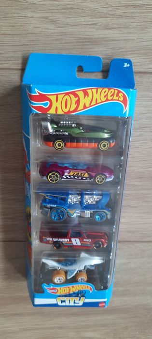 Zestaw 5-ciu aut Hot Wheels .