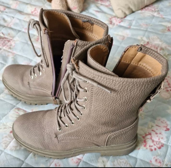 Vendo botas em otimo estado tipo militar