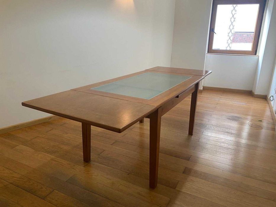 Mesa de refeição com tampo de vidro e extensível, em Madeira maciça.
