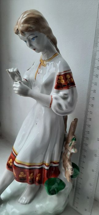 Порцелянова статуетка дівчини