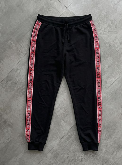 Joggersy Intimissimi Uomo x Chicago Bulls | Czarne z lampasami