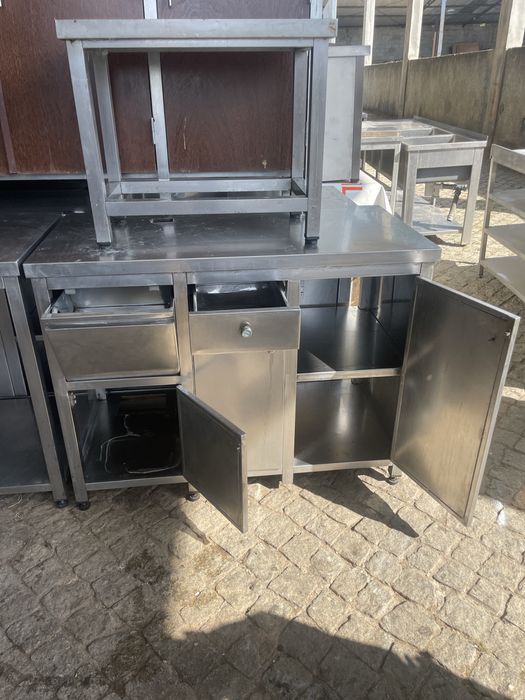 Bancada com gavetas e portas - Inox