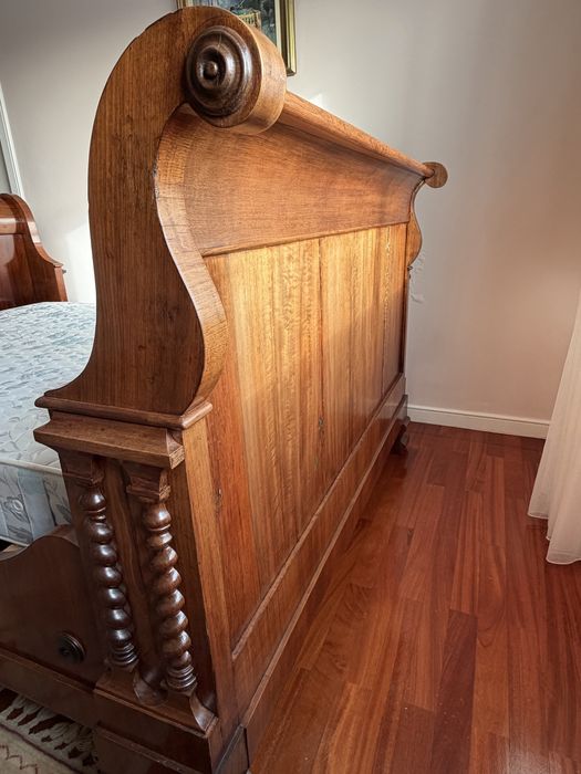 Vendo  cama de casal antiga estilo Imperio, madeira maciça.