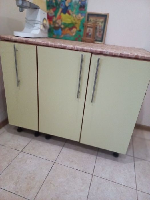 Кухня,Кухонні меблі з окремим сервантом