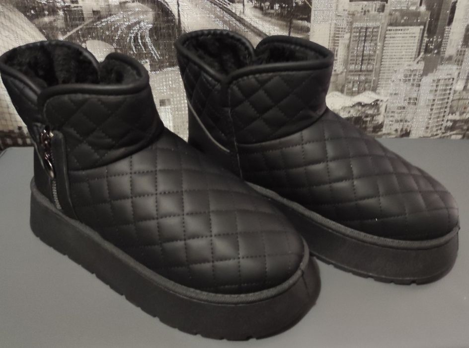 Жіночі черевики, уггі