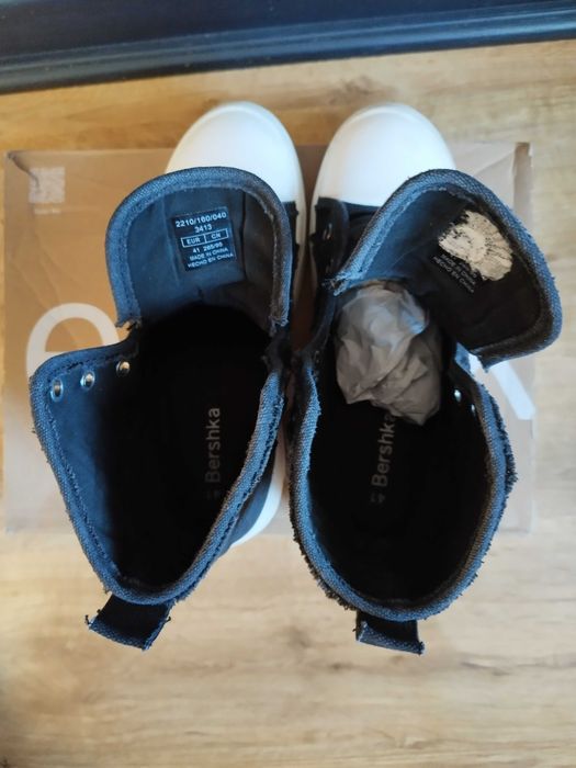 Wysokie trampki za kostkę Bershka