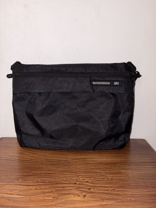 Сумка через плече середнього розміру