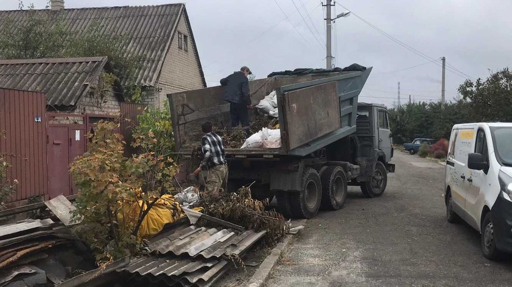 Пісок, шлак, щебінь, відсів, бут, гліна, чернозем. Вивіз сміття.