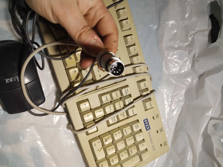 Клавіатура AT та COM мишка