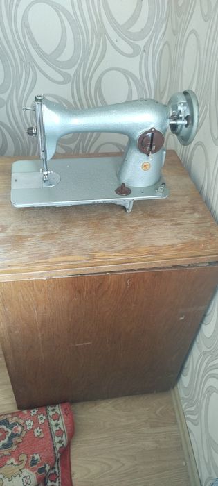 Продам швейну машину