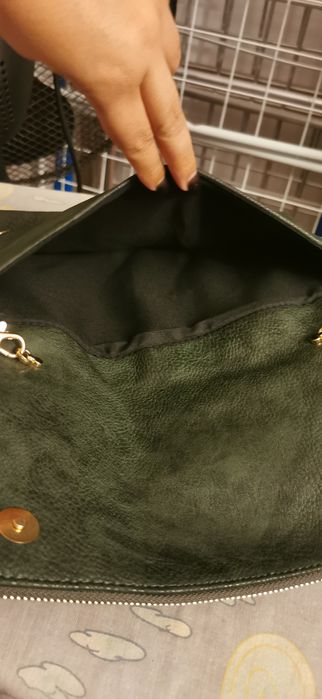 Mala tiracolo verde com alça com corrente dourada