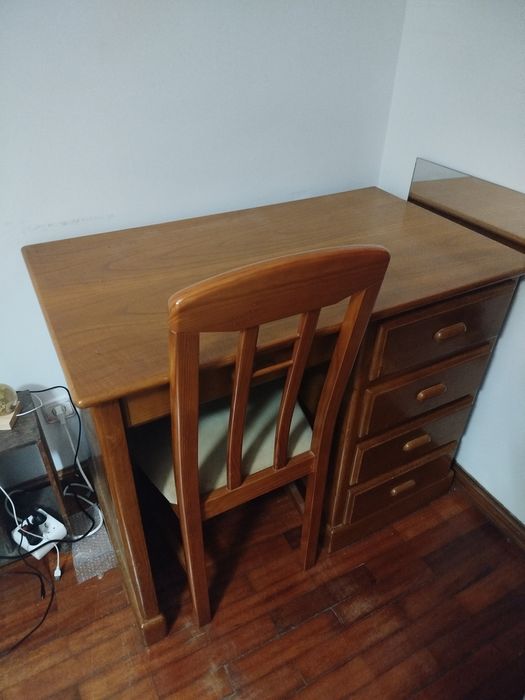 Mesa de escritório com cadeira