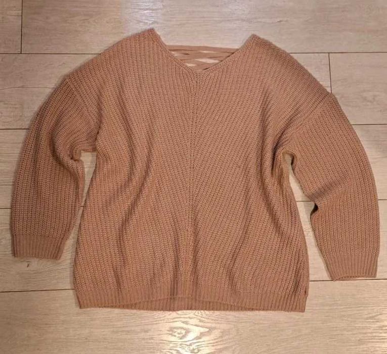 Sweter w kolorze pudrowego różu XXL ozdobny dekolt z tyłu roz.XXL