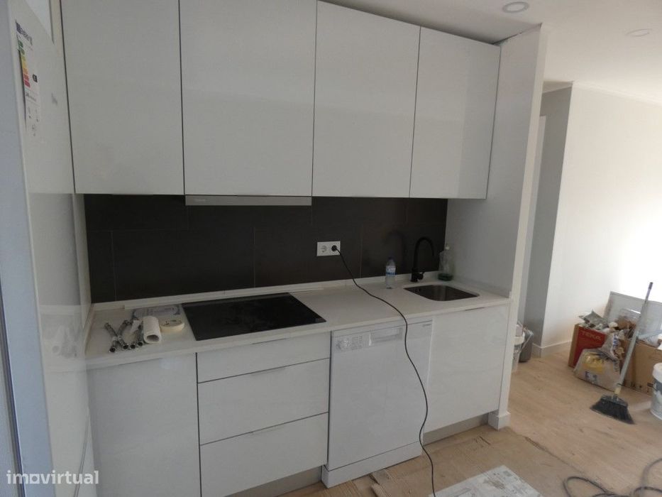 Apartamento T3, totalmente renovado, Águas Livres, Amadora — Águas Livres, Lisboa