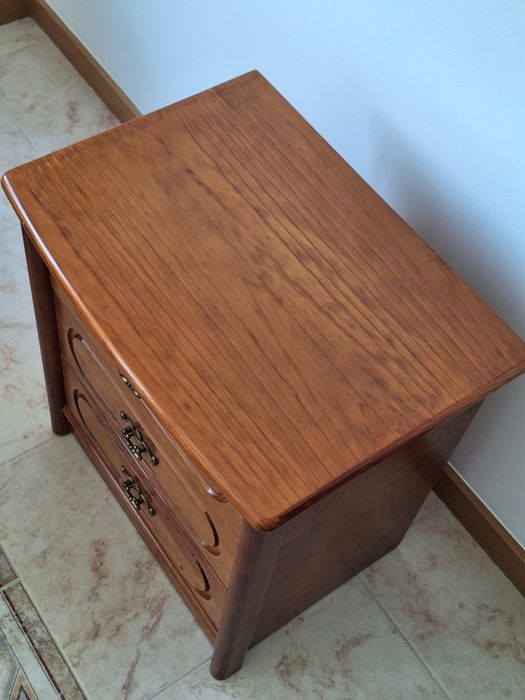 Mesa de Cabeceira e Camiseiro