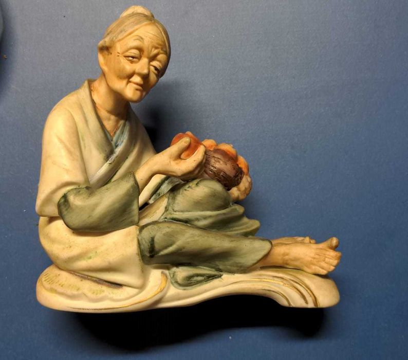 Delicada Estatueta em Biscuit de Anciã vendendo fruta