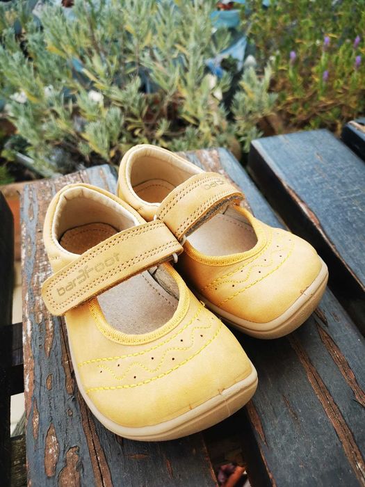 sapatos amarelos criança tamanho 25 bar3foot em caixa