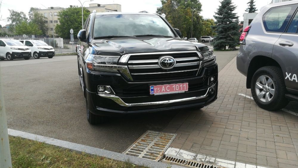 Toyota LAND CRUISER 200 нижняя накладка в черном/белом цвете