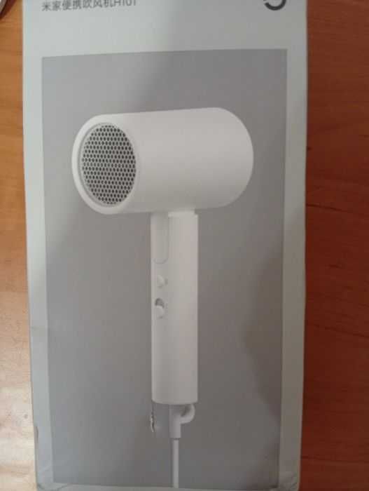 Фен в двох кольорах: білий та рожевий