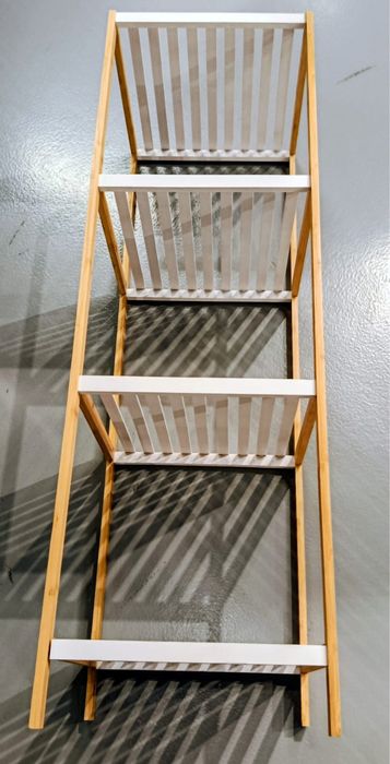 Estande de 4 niveis em bambu com acabamento branco