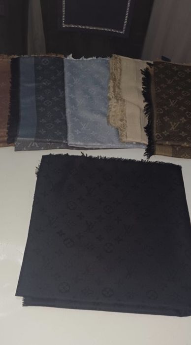 Czarna chusta Louis Vuitton kaszmirowa