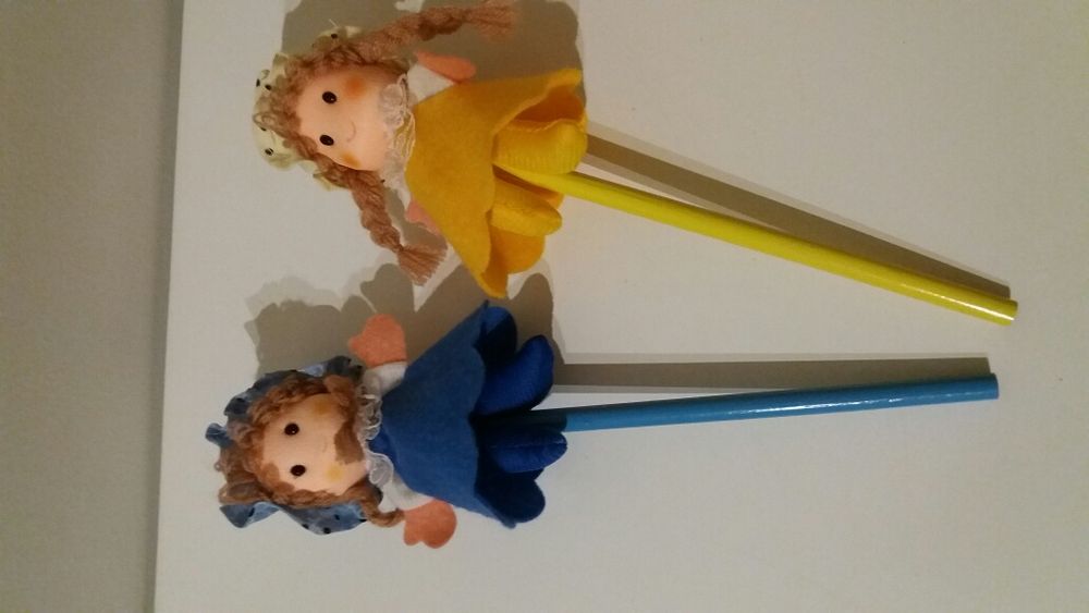 Lápis de carvão com boneca