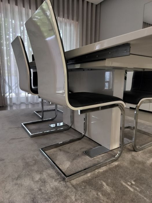 Mesa extensível lacada a branco com 6 cadeiras