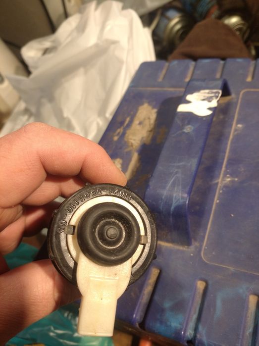 Датчик, крышка  бачка тормозной жидкости на ВАЗ 2108 -99