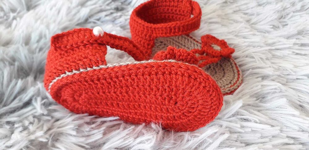 Sandalinhas para bebé em crochê, sola dupla.