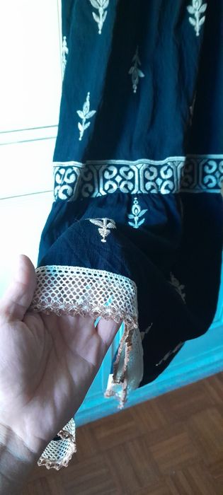 Vestido comprido preto bordado