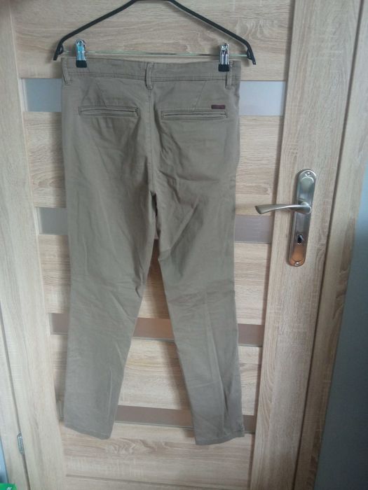 Spodnie materiałowe w odcieniu beżu firmy Jack&Jones