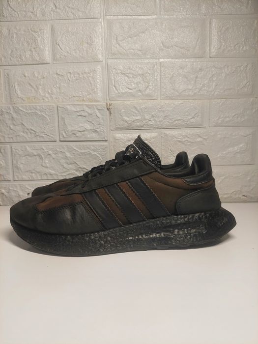 Чорні кросівки adidas