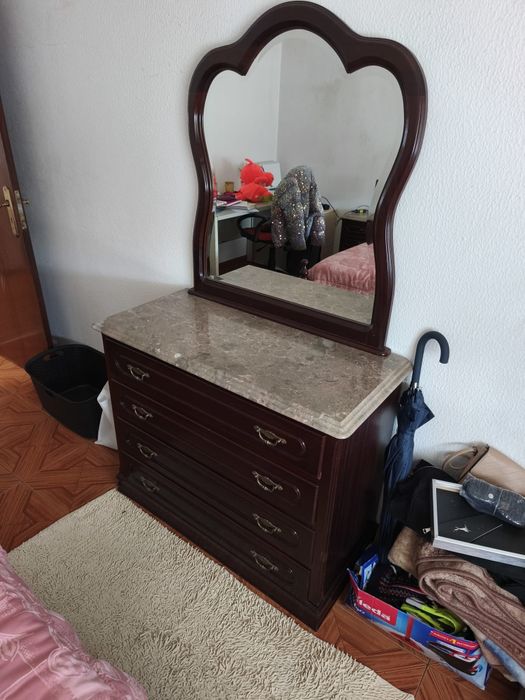Vendo quarto com uma cama de casal 2 mesinhas  de cabeceira ,uma cômoda