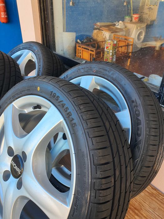 Vendo quatro jantes 15" com pneus novos.