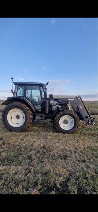 Ciągnik Valtra N123 i prasa John Deere V451M